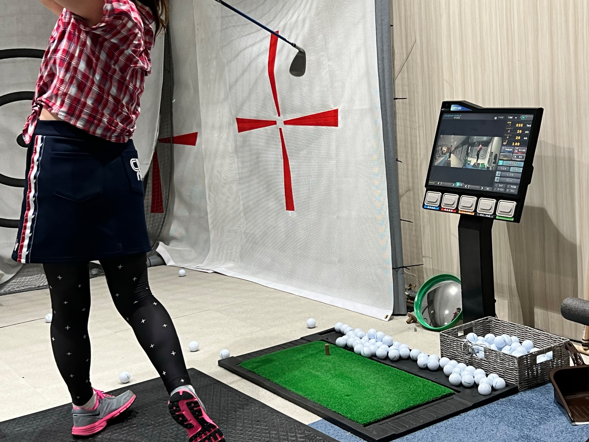 スイングを分析・確認しながらコーチングを受けることができます。