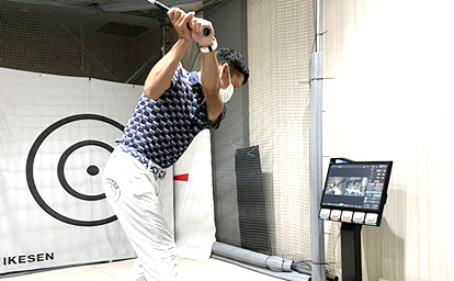 ゴルフする女性、左