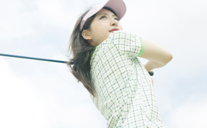 ゴルフする女性、右